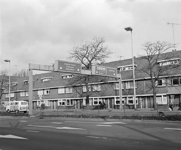 857454 Afbeelding van de wegwijzers boven de Spinozaweg te Utrecht.